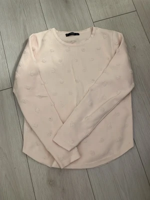 Ljusrosa prickig stickad tröja Mango - Supersöt ljusrosa stickad tröja från Mango med små prickar i strukturen. Rund hals och långärmad modell, och rundat där nere! 