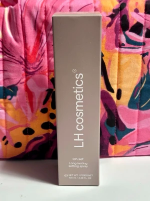 LH cosmetics On set setting spray - On set Long-lasting setting spray från LH cosmetics. Innehåller 100 ml och är designad för att fixera sminket hela dagen. Sprayen innehåller bland annat aloe vera och glycerin för extra fukt. Perfekt att ha med i väskan för en fräsch look.