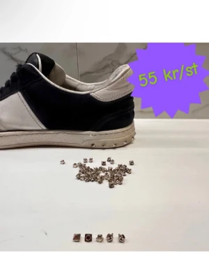 Valentino nitar - Nitar till flycrew | Pris: 55kr/st men kan göras bättre pris vid köp av fler | Lim för att sätta fast nitarna tillkommer med köpet