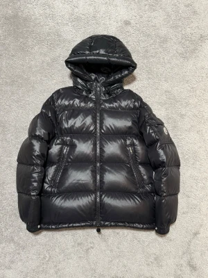 Moncler ecrins  - Moncler ecrins, storlek 0/xs, skick 9/10 ny årsmodell 2022, dustbag medföljer vid köp, slutsåld modell går ej att få tag på längre, vid funderingar hör av er.
