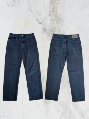 Ralph Lauren Jeans - Vi säljer ett par jeans från Polo Ralph Lauren I storlek 170. Modellen är 173cm så plagget passar bättre till de i det längdspannet. Byxorna är i bra skick förutom att Polo lappen flagnat lite. 