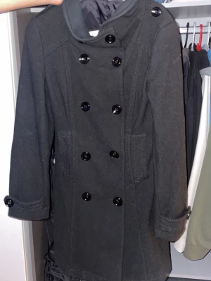 En bekväm och stilig vinter jacka. - Den är liten i storleken så denna varan är rekkomenderat till tjejer, ungefär som S för killar. 