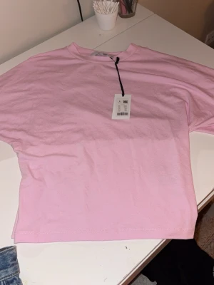 Nyköpt figursydd topp - går in vid midjan, bredare i ärmarna. Nyköpt med prislapp. Har slarvat bort kvittot och den är för stor för mig💗