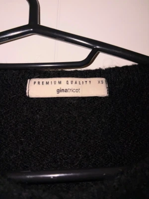 Svart kofta från Gina Tricot XS - Mysig svart kofta från Gina Tricot i premiumkvalitet. Klassisk rak modell med rund halsringning och knappar framtill. Långärmad och perfekt att slänga över en topp eller bära stängd. Passar dig som gillar stilrena och enkla plagg.