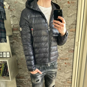 Äkta Moncler jacka - Mycket fint skick, inga defekter. Storlek 3/ML  passar dig som är mellan 180-190cm ungefär. Nypris ca 12 000kr. Modellen är 185 cm, 79 kg. Jackan är äkta och jag har själv kontrollerat den noggrant, jag kan garantera 100% äkthet på jackan så inget att oroa sig för! Passar bra nu till vintern. Skriv för mer information!🤝