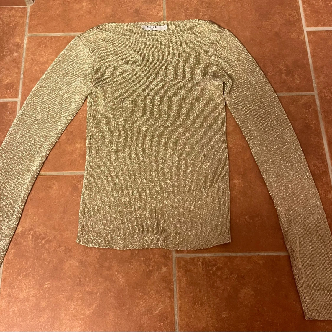 Glittrig guld långärmad topp NA-KD
