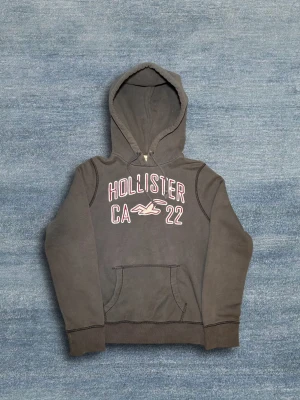 Hollister Hoodie - En hoodie ifrån Hollister. Den har storleken M men är lite stor i storleken. Tröjan ör i bra skick. Hör av dig vid frågor eller fler bilder🙌