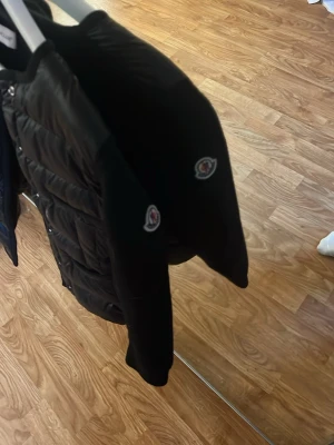 Svart dunväst från Moncler - Säljer en cardigan från Moncler barn strorlek 152