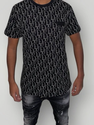 D.i.o.r. Tshirt strl M - Helt ny. Fin replika med hög kvalitet. Modellen är 175cm lång och bär Medium på bilderna. Tshirten är i Normal passform. Pris: 899kr. Först till kvarn. Skickas inom 24h