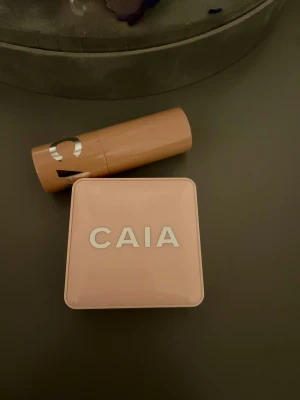 CAIA rouge och läppstift - Caia glow blush, rouge i färg Strawberry  Caia glossy lipstick, läppstift i färg Adore you   Använda men i bra skick, se bild. Båda för 155kr