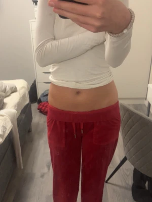 Röda mjukisbyxor med snörning - Säljer ett par röda mjukisbyxor från juicy couture då dom är för korta på mig dom är i bra skick knappast använda och i storlek xs skulle nog passa nån i längd 160-165 ny pris är 1200💞