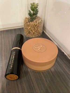 Anastasia Beverly Hills cream bronzer + stick foundation - Anastasia Beverly Hills creme bronzer.  Färg: Sun kissed  Anastasia Beverly Hills stick foundation.  Färg: Golden  Paketpris: 300kr