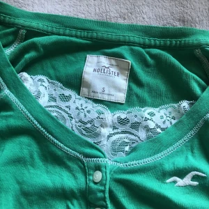 Grön långärmad tröja Hollister - Grön 3/4 långärmad tröja från Hollister 