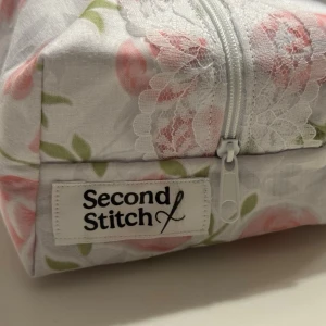 Handgjord necessär av second hand tyger - En handgjord necessär utav second hand tyger. Unik, hållbar och perfekt för att samla alla dina vardagsfavoriter i väskan. Fodrad och stängs med dragkedja. Endast ett unikt exemplar.                  Instagram: secondstitch.bymatilda 💕