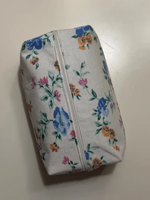 Handgjord necessär av second hand tyger - En handgjord necessär utav second hand tyger. Unik, hållbar och perfekt för att samla alla dina vardagsfavoriter i väskan. Fodrad och stängs med dragkedja. Endast ett unikt exemplar.                  Instagram: secondstitch.bymatilda 💕