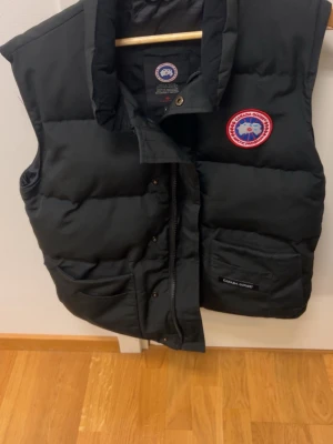 Canada Goose väst - Det är nu dags att sälja min Canada Goose väst. Inköpt för ungefär fyra år sedan men är i väldigt gott skick. Storlek S 