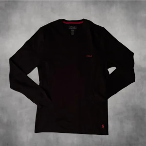 Svart långärmad tröja Polo Ralph Lauren - Säljer en riktigt fin polo Ralph Lauren tröjan i storlek M. Skulle säga att den sitter mer som en S dock. En skön pasform som muddarna håller kvar under dagen. Inga defekter riktigt bra skick. Kontakt oss vid minsta fundering// Nordic closet 