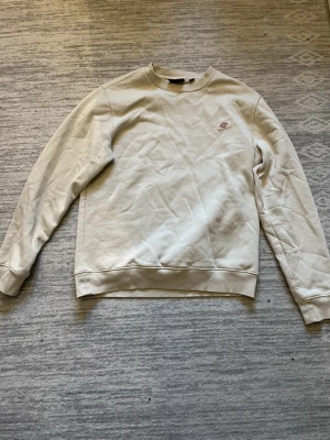 Beige sweatshirt från Dickies - Säljer en stilren beige sweatshirt från Dickies med rund hals och långärm. Storlek M