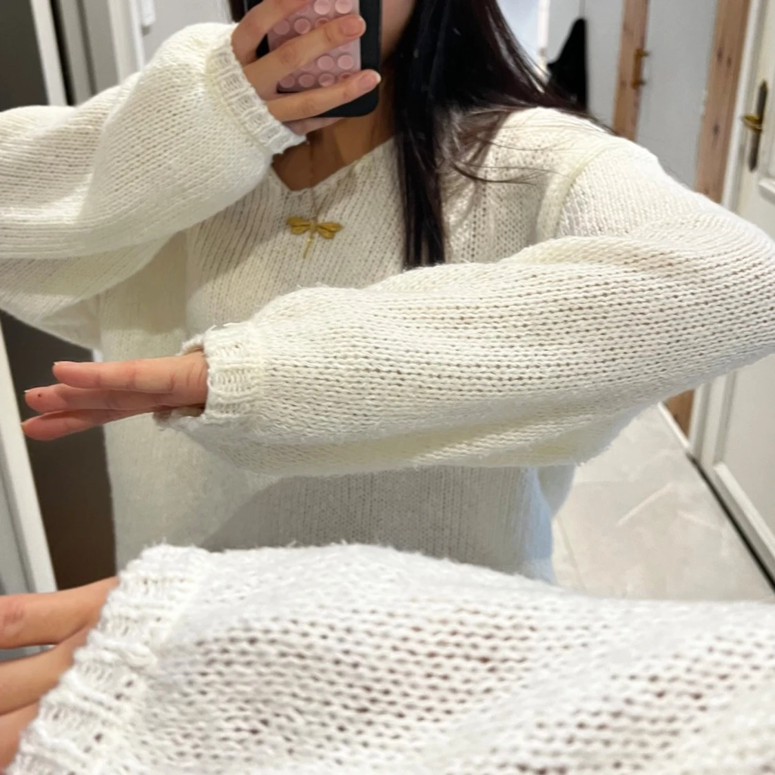 Vit stickad tröja med v-ringning - 1