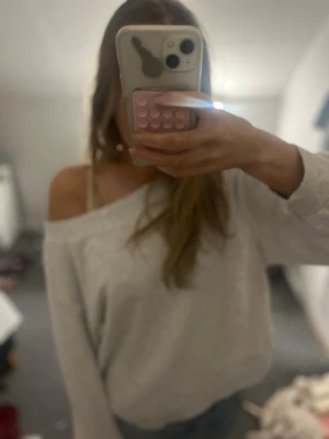 Offshoulder sweatshirt! 💓 - Jättesnygg offshoulder sweatshirt från hm som passar till både Jeans och mjukis!