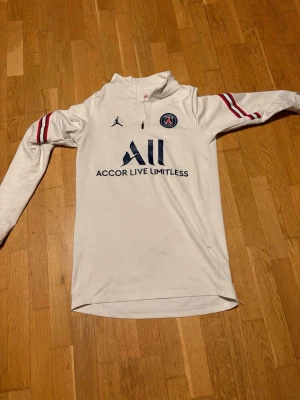 Psg Tjocktröja - En extremt fin psg tjocktröja som är använden ett fåtal gånger. Kan användas vid träning eller bara att ha när man ska ut. Pris kan diskuteras vid snabbaffär