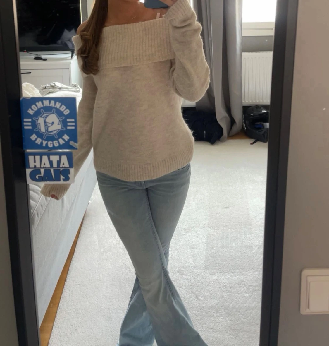 Beige offshoulder stickad tröja
