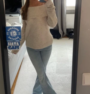 Beige offshoulder stickad tröja - Supermysig beige stickad tröja från Ginatricot med bred ribbad krage som går offshoulder. Säljer då den inte kommer till användning🤍