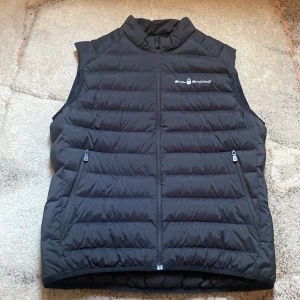 Sail racing väst - Säljer en svart dunväst från Sail Racing som aldrig är använd och köptes för 2000kr. med dragkedja och två fickor framtill. Västen är lätt, och pris kan diskuteras vid snabb affär