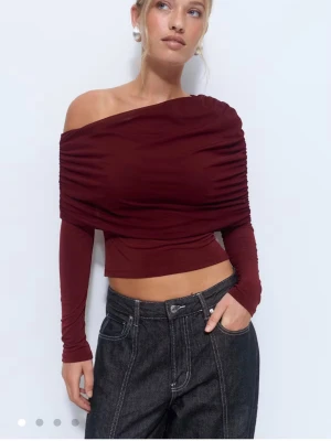 Off shoulder mesh topp gina  - Off shoulder draperad mesh topp från Gina Tricot!! aldrig använd🙏🏼 