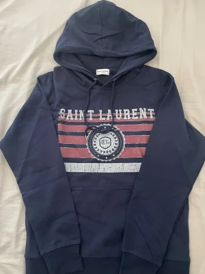 Saint Laurent hoodie blå - Priset kan diskuteras, fler bilder skickas vid önske. 
