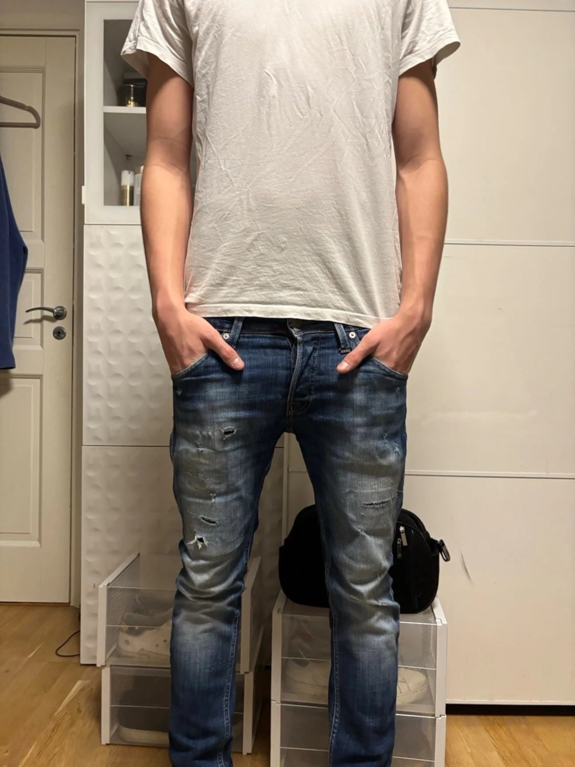 Blå jeans med slitningar - 1
