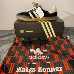 Adidas x Wales Bonner - Säljer dessa feta Adidas x Wales Bonner Pony Tonal black🤩De är endast testade och i skick 10/10. Låda,  dustbag och extrasnören följer med✅Priset går att diskuteras vid snabb affär och tveka inte att fråga om ni undrar något!