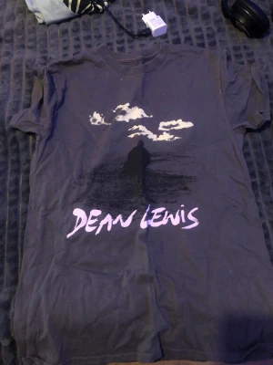 Dean Lewis World Tour t-shirt S - Ljust grå t-shirt från Dean Lewis konsert Stockholm 23 februari!! Orginal pris:500kr