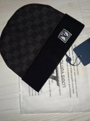 Grå mössa med rutigt mönster  - Grå rutigt mönster på en tjock klassiskt vinter mössa 