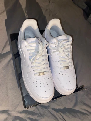 Nike Air Force 1  sneakers - Klassiska Nike Air Force 1 helt oanvända. Obs skon har någon liten okänd fläck (se bild 4). Kvitto o orginalbox tillkommer ej. 