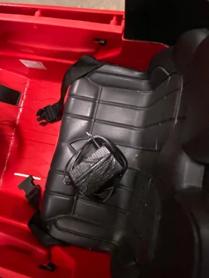 Bil - Säljer denna bilen barn kan sitta och köra inget fel med den bara att den används inte mer pris går att diskuteras 