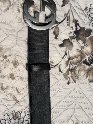 Svart läderbälte - Säljer detta Gucci bälte i svart. Väldigt fin bälte som passar till alla tillfällen. Har haft den i några månader men nu har jag ett annat bälte och därför kommer denna inte i bruk. Därför väljer jag att sälja den. 