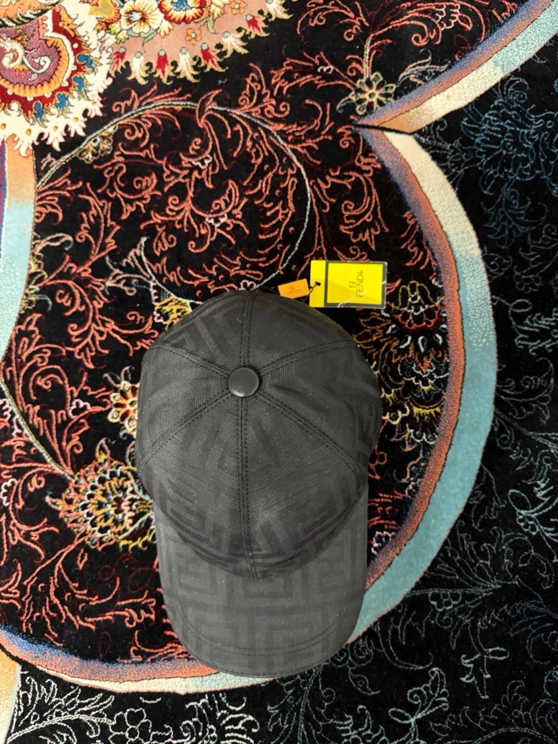 Svart Fendi keps med mönster