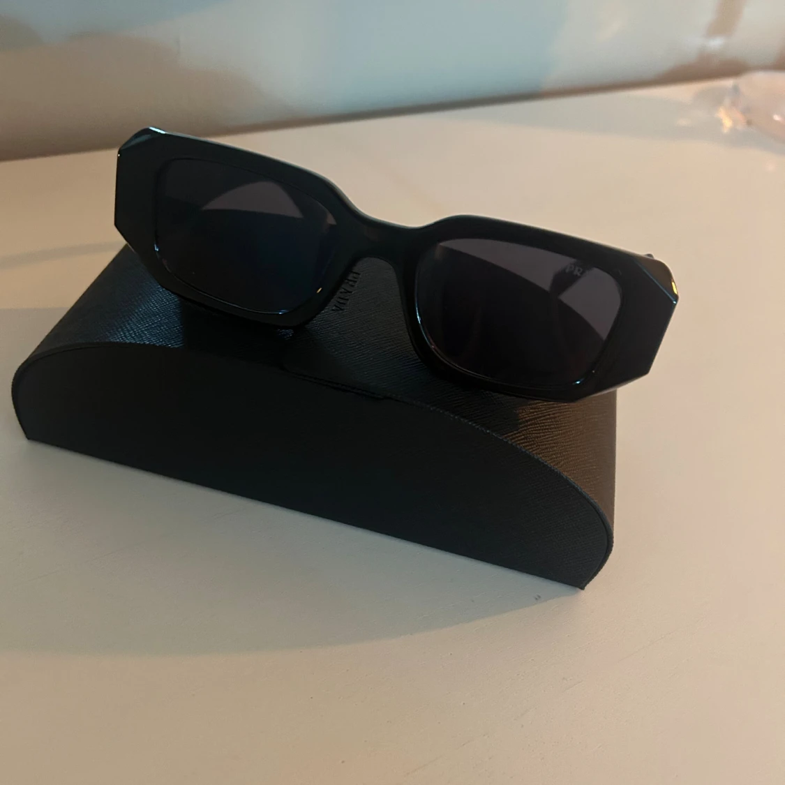 Svarta solglasögon från Prada - 2