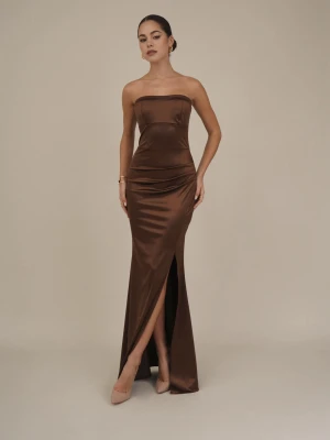 Brun axelbandslös långklänning satin - Snygg brun axelbandslös långklänning i satinliknande material. Klänningen har en figurnära passform och en hög slits framtill som ger en elegant look. Perfekt för dig som vill sticka ut med en stilren och trendig outfit.