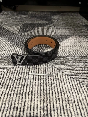 Silver bälte  - Säljer ett helt nytt bälte oanvänd, storlek 110 cm. Fraktar snabbt inom 24h efter köp. Skriv gärna vid fler frågor eller bilder .