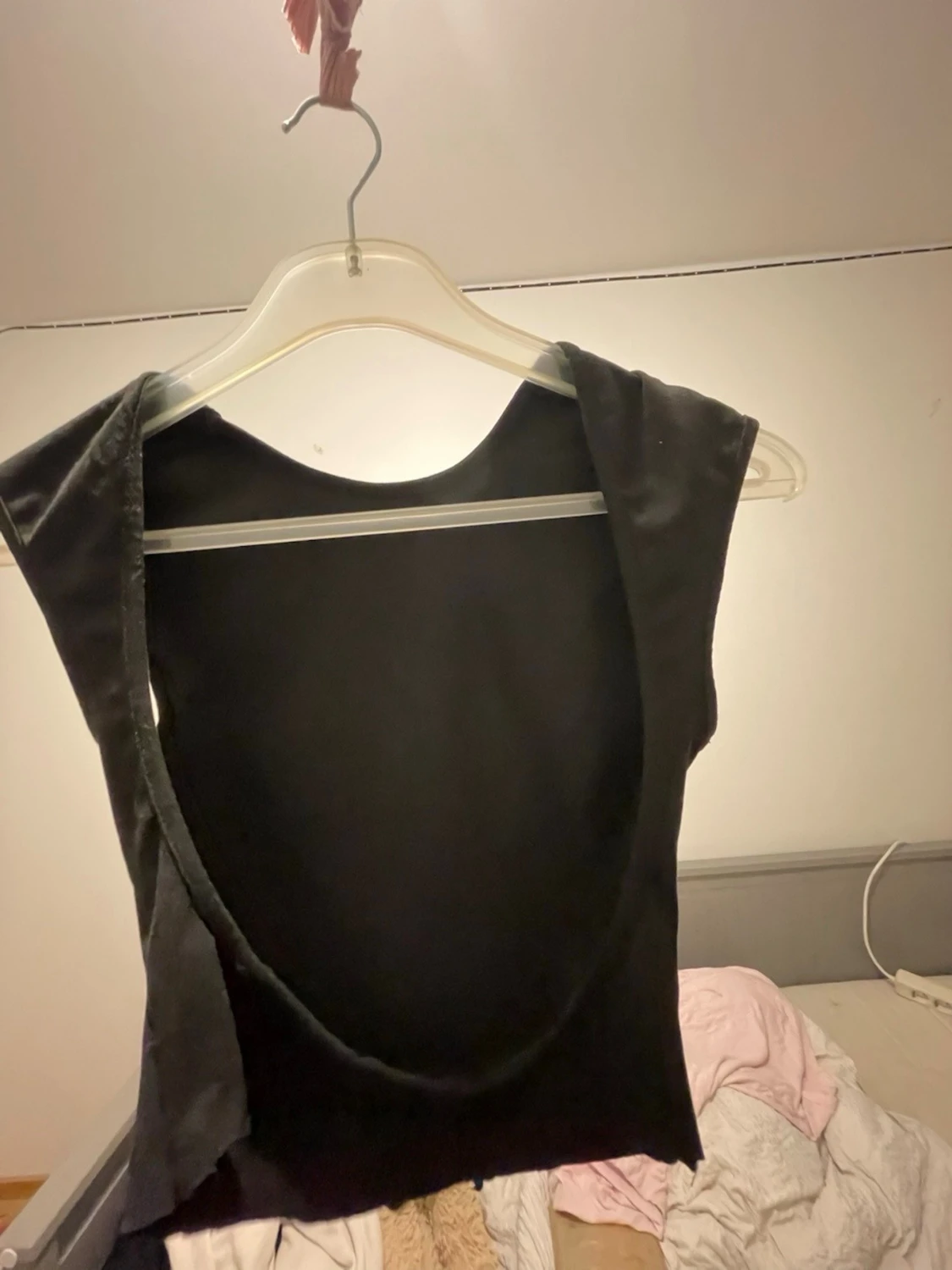 Svart croppad topp med öppen rygg - 1