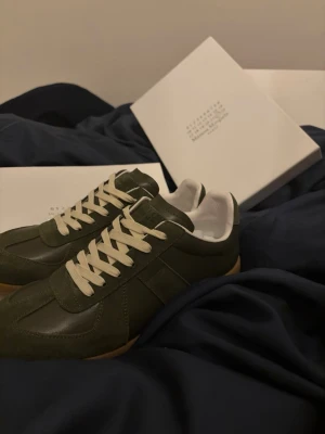 Maison Margiela Gats - Kvitto finns! As feta nya Maison margiela gats med färg mörk grön.