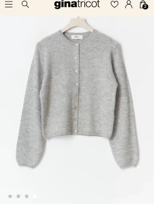 Grå kofta från Gina Tricot - Säljer denna gråa koftan från Gina i storlek S, väldigt bra skick💞