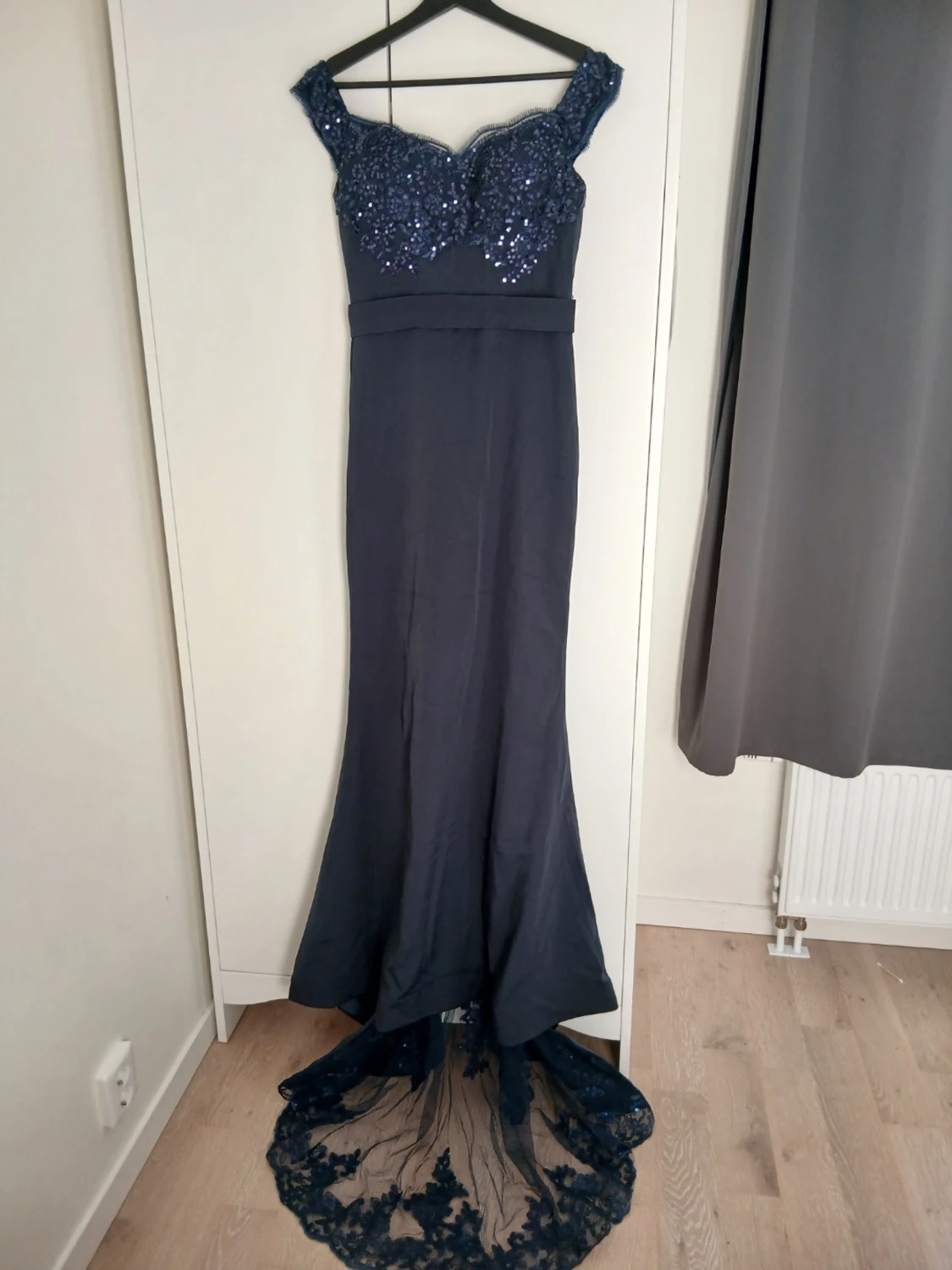 Elegant mörkblå balklänning med paljettbroderad överdel & spetsdetaljer