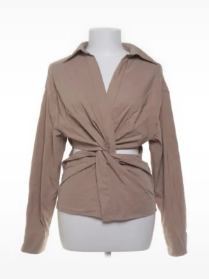 Beige omlott skjorta från Zara - Snygg beige skjorta från Zara med omlott-design och knyt framtill. 