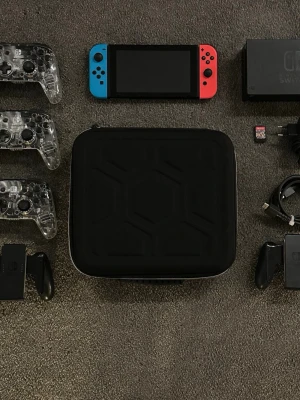 Nintendo Switch med tillbehör och Mario Kart 8 Deluxe - Nintendo Switch i fint skick med original Joy-Con, dockningsstation, tre extra genomskinliga handkontroller, laddare, bärväska och spelet Mario Kart 8 Deluxe. Perfekt för spelkvällar med vänner. Allt fungerar och är redo att användas direkt.