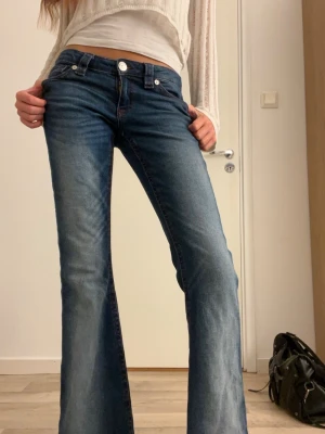 Bootcut jeans med röd söm - Snygga blå bootcut jeans från Ginatricot med cool röd kontrastsöm och broderad bakficka. Jeansen har klassisk femficksdesign, medelhög midja och är tillverkade i slitstarkt denim. Perfekt passform och riktigt schysst tvättad look.