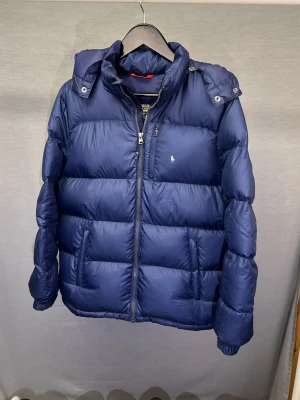 Ralph lauren jacka - Snygg ralph lauren vinterjacka! Size xl kids size motsvarar xs-s herr! Modellen är 179cm! Passar perfekt på 175ca!  Inga defekter. Orginal kartong ingår! Hör av dig vid minsta fundering 🙌🤩