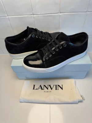 Lanvin skor  - Lanvin skor i storlek 43 (uk9). Box och Dustbag medföljer vid köp. Obs sulkräm har använts för att fräscha upp skon. Bara att höra av sig till oss vid minsta fundering😁